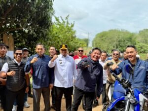 Gubernur Sumsel Herman Deru bersama Sekda Banyuasin Erwin Ibrahim saat peninjauan ruas Jalan Palembang–Tulung Selapan di Kecamatan Rambutan.