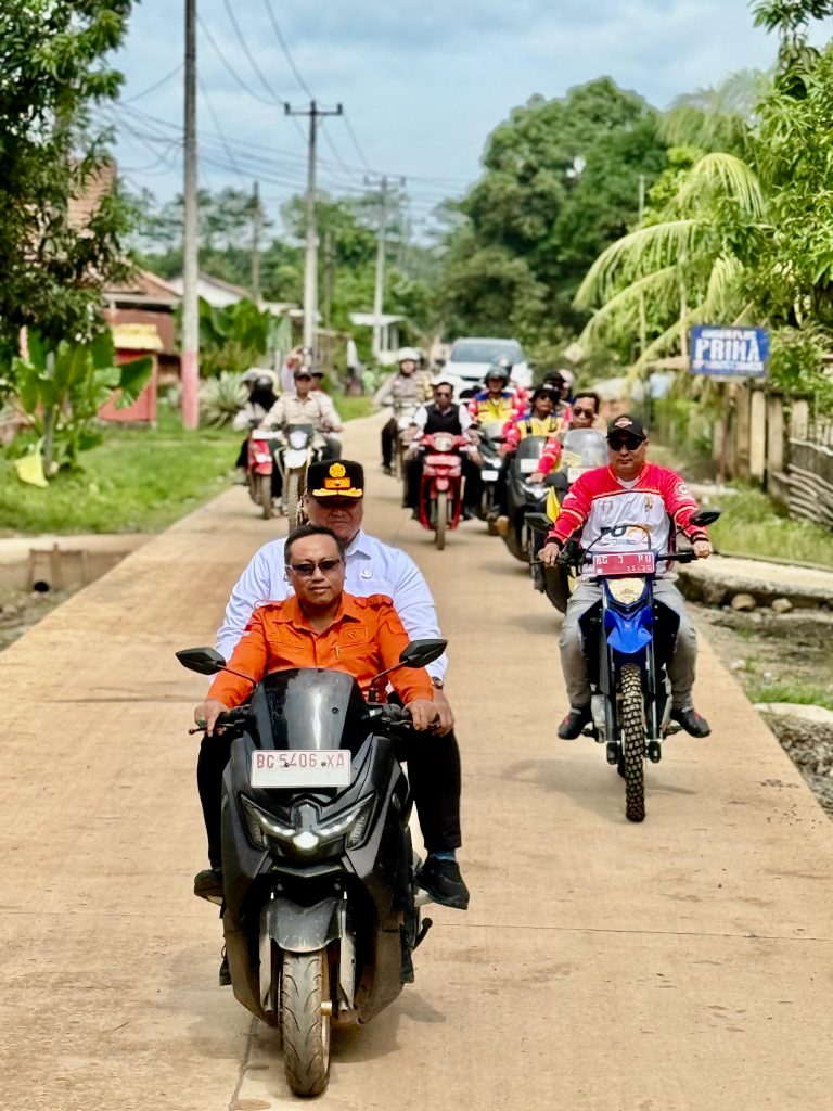 Rombongan Sekda Banyuasin meninjau kondisi ruas jalan di wilayah Kecamatan Rambutan, Kabupaten Banyuasin.