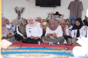 Wabup Banyuasin mengikuti pembacaan yasin dan doa pada tahlilan tiga hari wafatnya istri Kabid PMD di Kelurahan Kedondong Raye
