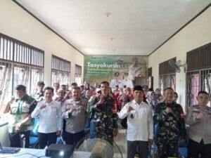 Peserta kegiatan Tasyakuran Swasembada Pangan BPP Kecamatan Sembawa berfoto bersama di Lalang Sembawa, Banyuasin, Rabu (7/1/2026).
