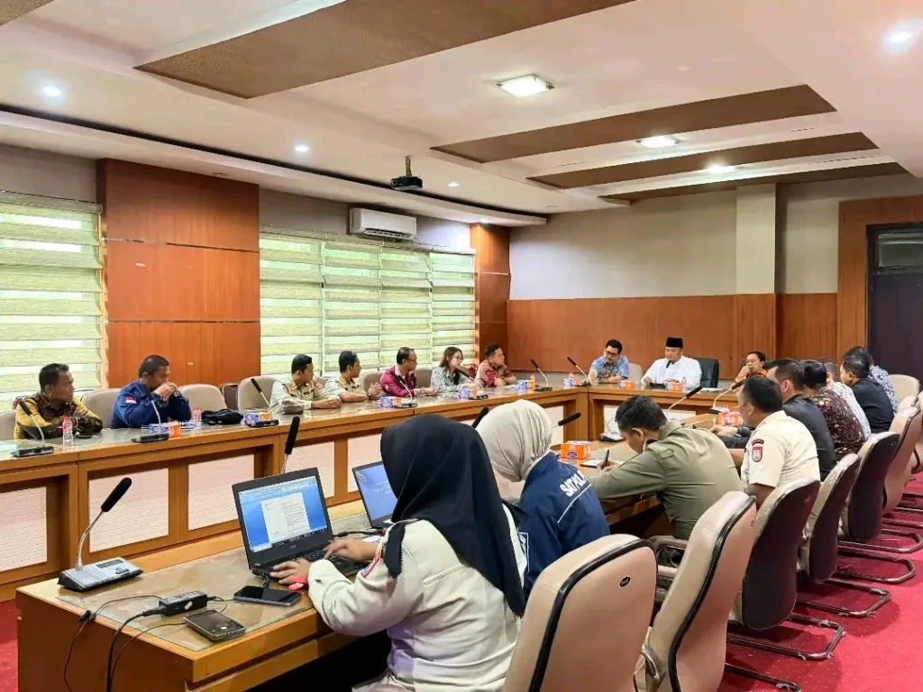 Suasana rapat koordinasi lintas perangkat daerah terkait dugaan bangunan tak berizin di Kelurahan Tanah Mas Indah, Kecamatan Talang Kelapa.