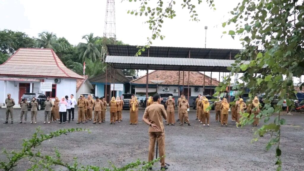 Suasana apel pagi gabungan ASN/PPPK di halaman Kantor Camat Banyuasin III, Pangkalan Balai, 2 Februari 2026