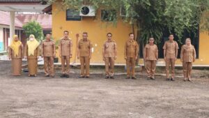 ASN dan PPPK mengikuti apel pagi gabungan di halaman Kantor Camat Banyuasin III, Pangkalan Balai