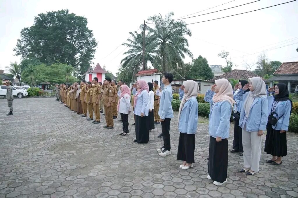 Aparatur Kecamatan Talang Kelapa dan mahasiswa UIN Raden Fatah mengikuti apel pagi di halaman Kantor Camat Talang Kelapa, Banyuasin