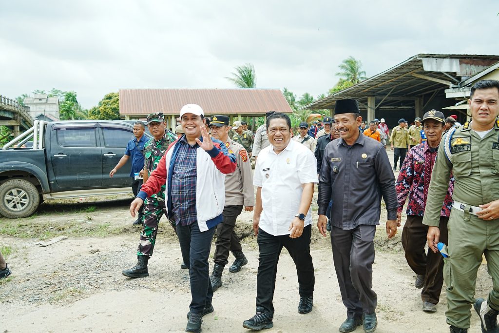 Bupati Banyuasin Askolani melakukan kunjungan kerja ke Kecamatan Muara Sugihan dan menyalurkan bantuan pascabanjir di Desa Beringin Agung, 7 Februari 2026