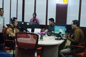 Bupati Banyuasin Askolani berdialog dalam program Kepala Daerah Menyapa di studio Pro 1 RRI Palembang, 13 Februari 2026