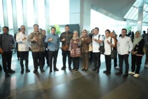 Bupati Banyuasin Askolani bersama jajaran Pemkab berfoto usai pertemuan dengan Menteri Transmigrasi di Jakarta