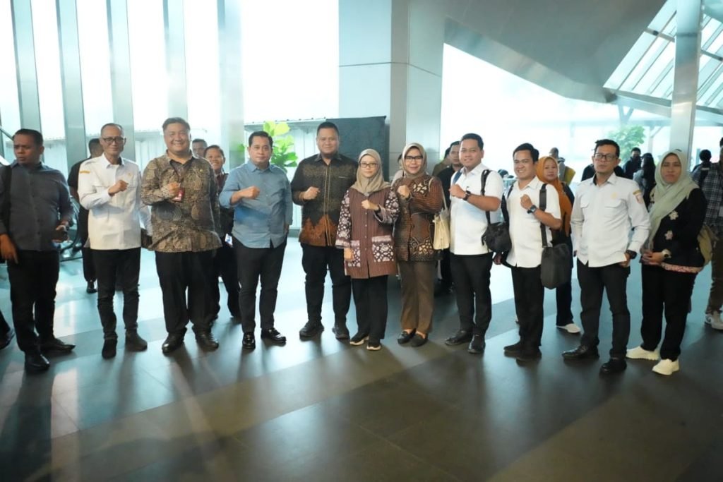 Bupati Banyuasin Askolani bersama jajaran Pemkab berfoto usai pertemuan dengan Menteri Transmigrasi di Jakarta