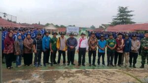 Camat Banyuasin III Santo berfoto bersama guru dan siswa saat program “One Class Three Trees” di MAN 1 Banyuasin, Pangkalan Balai