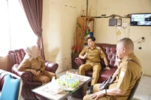 Camat Talang Kelapa melakukan monitoring dan evaluasi pelayanan di Kantor Kelurahan Talang Keramat