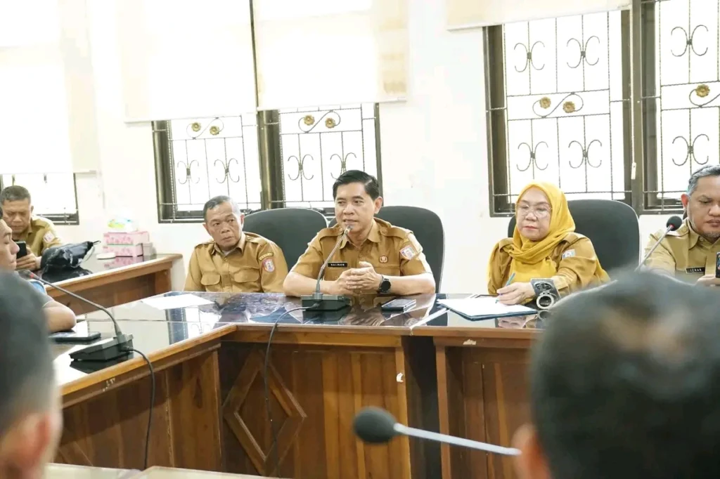 Camat Talang Kelapa mengikuti rapat koordinasi dan dengar pendapat Komisi II DPRD Banyuasin membahas tindak lanjut laporan perizinan dan operasional perusahaan.