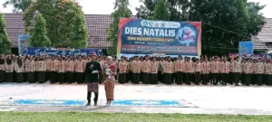 Suasana pembukaan Dies Natalis SMAN 1 Sembawa 2026 dengan peserta pramuka berbaris di lapangan sekolah, Kecamatan Sembawa, Banyuasin