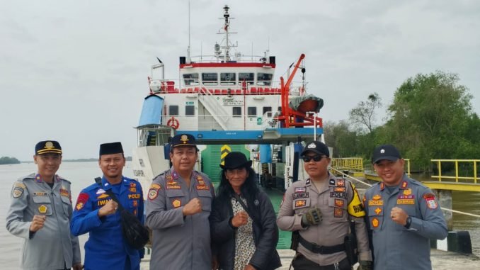 Petugas Dishub dan aparat terkait berfoto di dermaga dengan latar kapal saat kegiatan Panen Raya Padi di Desa Telang Rejo, Kecamatan Muara Telang, Banyuasin.
