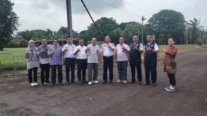 Tim Dishub Banyuasin berfoto saat peninjauan lapangan proyek RDMP dan Green Refinery di kawasan Sungai Gerong