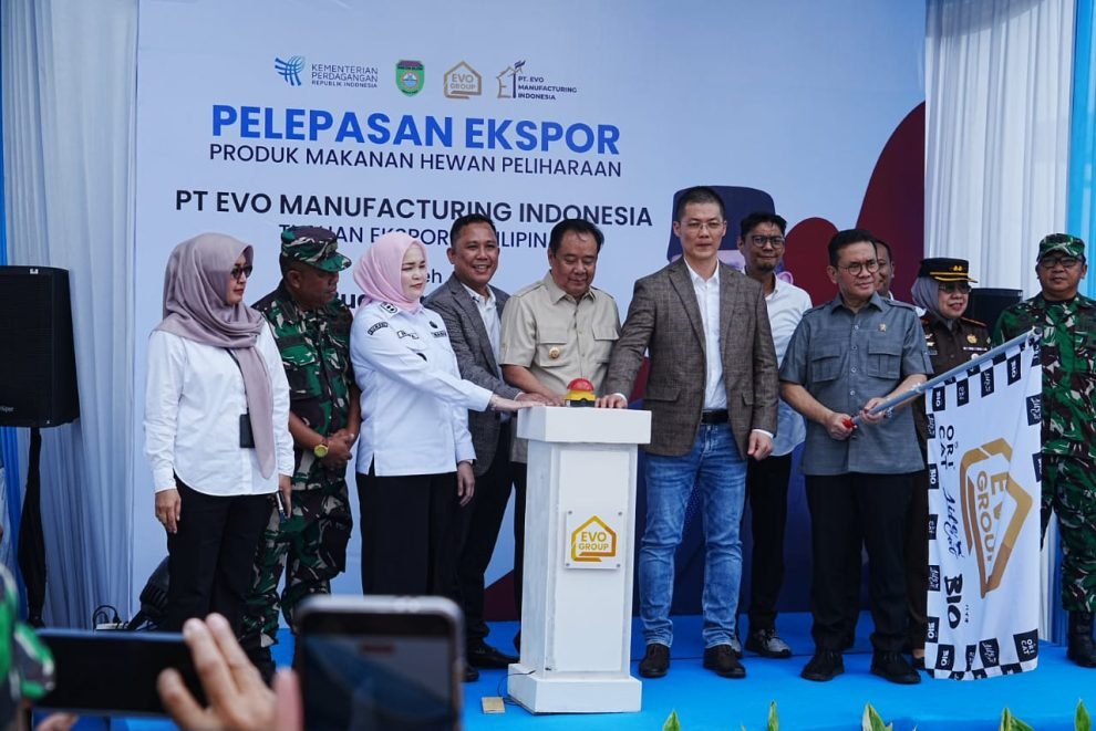 Pelepasan ekspor perdana makanan hewan peliharaan (pet food) produksi PT Evo Manufacturing Indonesia di Sumber Marga Telang, Banyuasin, tujuan Filipina