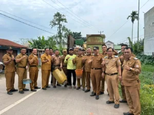 Aparatur Kecamatan Talang Kelapa bersama UPTD DLH dan perangkat kelurahan melaksanakan aksi bersih lingkungan dalam Gerakan Indonesia Asri.