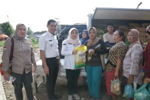 Warga menerima paket bahan pokok pada Gerakan Pangan Murah (GPM) di Desa Gasing, Kecamatan Talang Kelapa, Kabupaten Banyuasin.