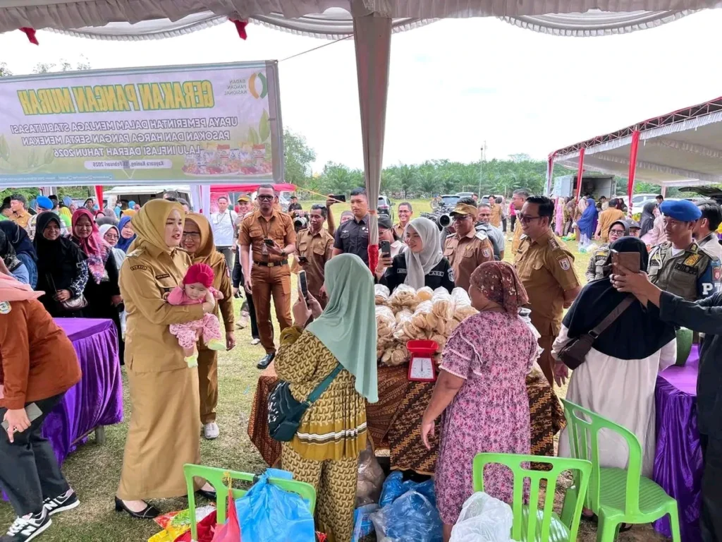 Suasana Gerakan Pangan Murah (GPM) di Kelurahan Kayuara Kuning, Kecamatan Banyuasin III, warga berbelanja bahan pokok dan berinteraksi dengan petugas