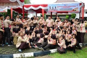 Peserta Jambore Cabang V Banyuasin 2026 berpose bersama di halaman Kantor Bupati Banyuasin