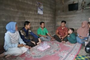 Camat Talang Kelapa berdialog dengan warga saat kegiatan Jum’at Bertandang di Kelurahan Sukamoro