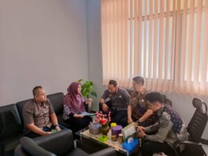 Koordinasi staf Dishub Banyuasin terkait pengembalian Smart Card SAM RFID dengan BPTD Kelas II Sumatera Selatan