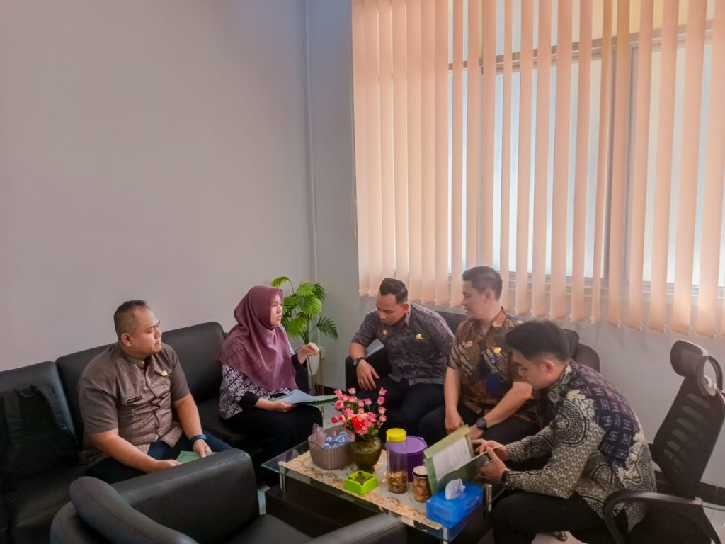 Koordinasi staf Dishub Banyuasin terkait pengembalian Smart Card SAM RFID dengan BPTD Kelas II Sumatera Selatan