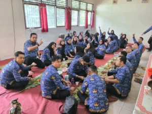 Pegawai Kecamatan Talang Kelapa mengikuti kegiatan makan bersama liwetan di ruang rapat kantor camat menjelang Ramadhan 1447 H/2026 M, Rabu (18/02/2026).
