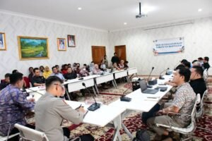 Suasana rapat mediasi Pemkab, DPRD, dan Polres Banyuasin terkait PHK karyawan PT SIP di Desk Ketenagakerjaan Kabupaten Banyuasin