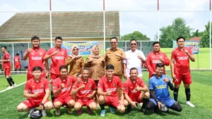 Foto bersama tim peserta mini soccer Bupati Cup di Pangkalan Balai bersama jajaran Kecamatan Banyuasin III