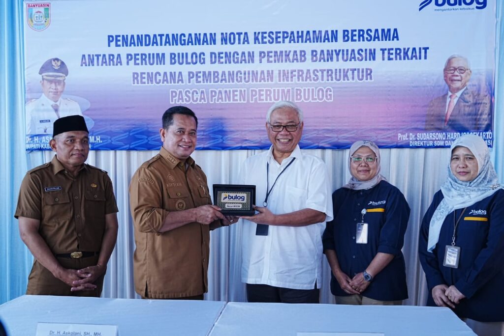 Bupati Banyuasin dan perwakilan Perum Bulog usai penandatanganan MoU rencana pembangunan infrastruktur pascapanen