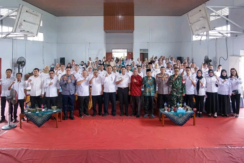 Foto bersama peserta Musrenbang Kecamatan Talang Kelapa Tahun 2026 di Gedung Pemuda Kantor Camat Talang Kelapa, Kabupaten Banyuasin.