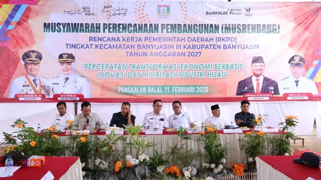 Suasana Musrenbang RKPD 2027 Kecamatan Banyuasin III di Pangkalan Balai, 11 Februari 2026, dengan spanduk kegiatan di belakang meja forum