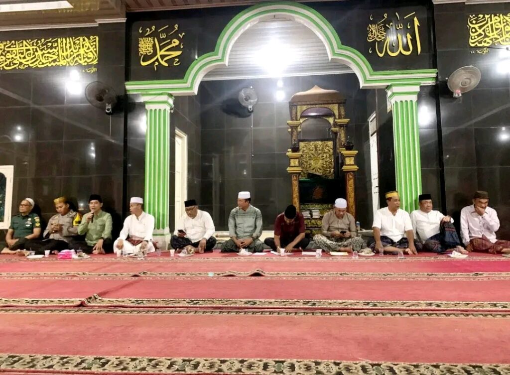 Suasana musyawarah jamaah di Masjid Al Muhajirin, Kelurahan Sukajadi, Kecamatan Talang Kelapa, 2 Februari 2026