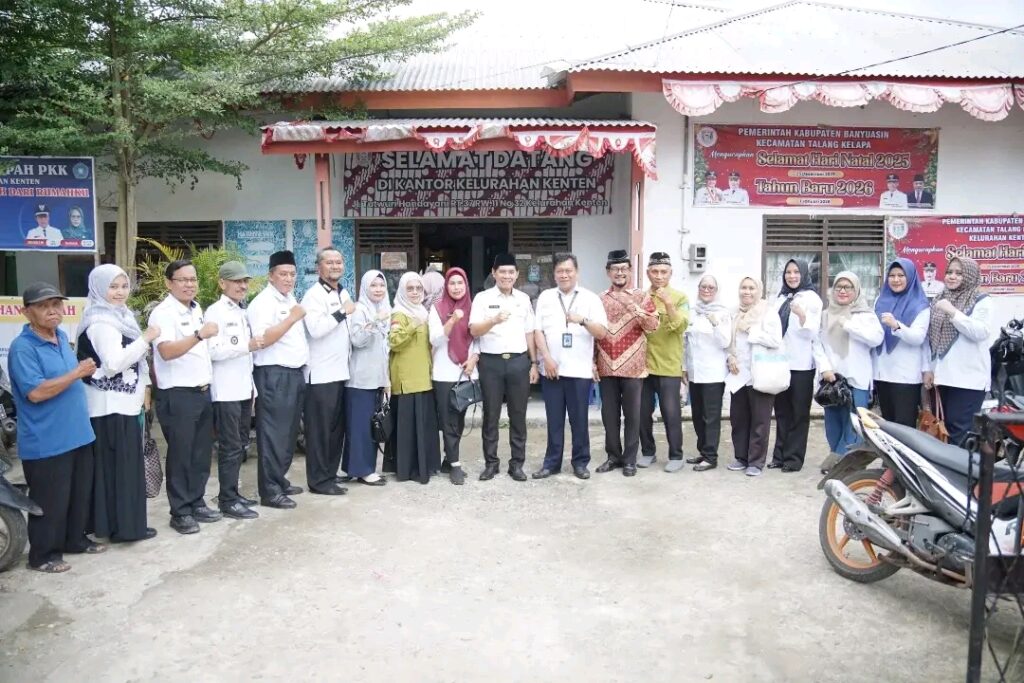 Aparat Kecamatan Talang Kelapa dan BRIDA Sumsel berfoto bersama di Kantor Lurah Kenten usai koordinasi pemetaan data awal air bersih
