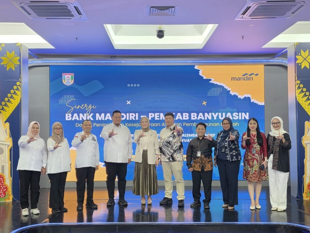 Foto bersama jajaran Pemkab Banyuasin dan Bank Mandiri usai sosialisasi layanan perbankan di Palembang, Februari 2026
