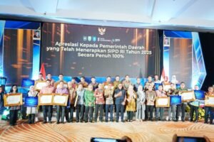 Foto bersama penerima penghargaan apresiasi pemerintah daerah yang menerapkan SIPD RI 2025 secara penuh 100 persen di Palembang
