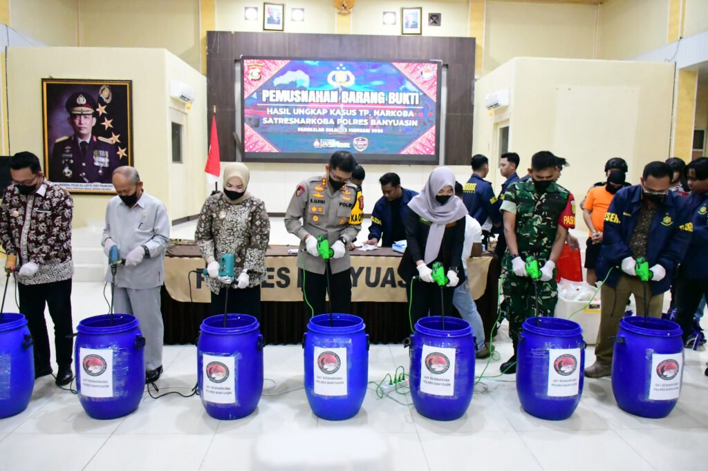 Petugas dan pejabat terkait memusnahkan barang bukti sabu di Mapolres Banyuasin, Pangkalan Balai, 13 Februari 2026