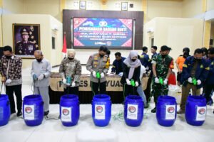 Petugas dan pejabat terkait memusnahkan barang bukti sabu di Mapolres Banyuasin, Pangkalan Balai, 13 Februari 2026