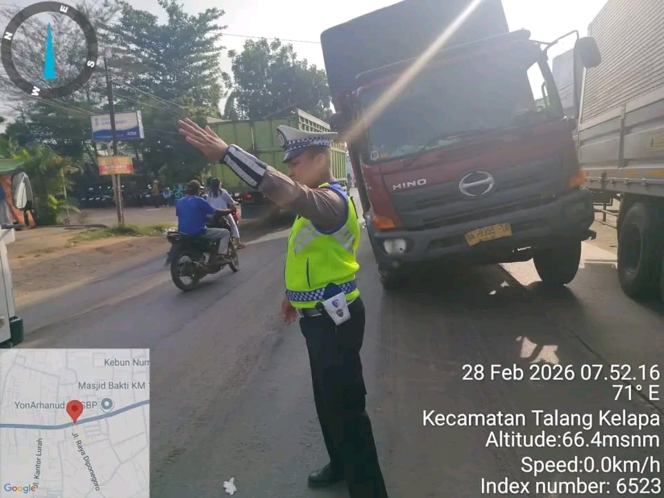 Petugas Satlantas mengatur lalu lintas di Jalintim KM 17 Talang Kelapa Banyuasin saat truk tronton mogok