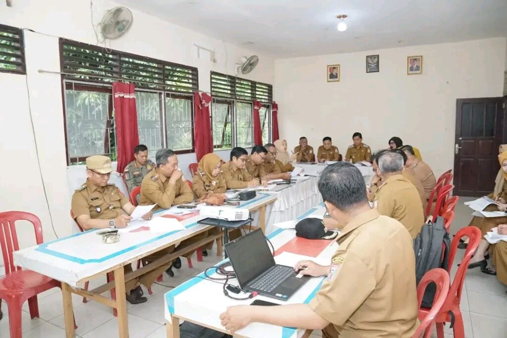 Aparatur Kecamatan Talang Kelapa mengikuti sosialisasi TPP dan manajemen talenta ASN dalam rapat koordinasi