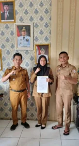 Dokumentasi penyerahan surat Pelaksana Tugas (Plt) sementara untuk Desa Persiapan Sembawa Mulya di Kecamatan Sembawa, Kabupaten Banyuasin