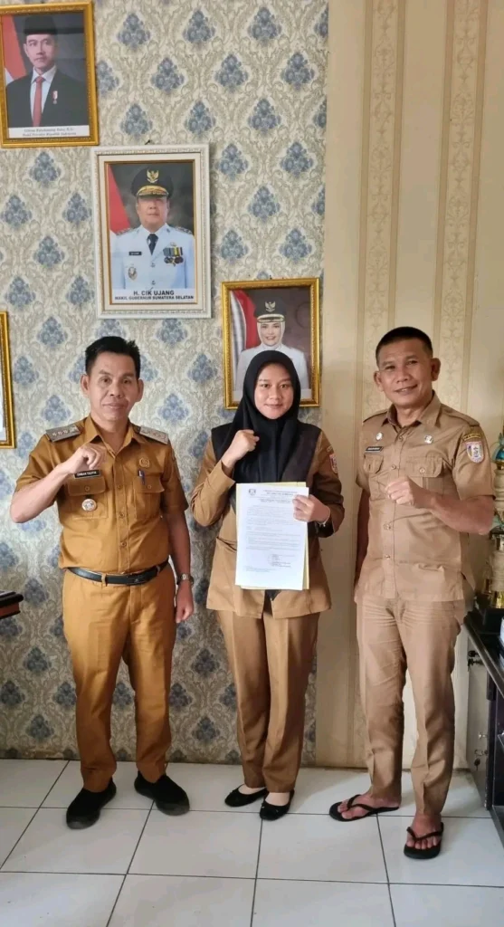 Dokumentasi penyerahan surat Pelaksana Tugas (Plt) sementara untuk Desa Persiapan Sembawa Mulya di Kecamatan Sembawa, Kabupaten Banyuasin