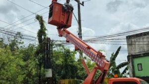 Petugas Dishub Banyuasin melakukan perbaikan PJU/penerangan jalan di Kecamatan Talang Kelapa, Banyuasin.