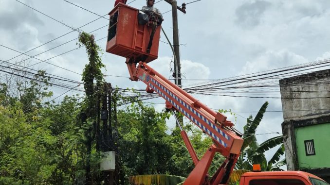 Petugas Dishub Banyuasin melakukan perbaikan PJU/penerangan jalan di Kecamatan Talang Kelapa, Banyuasin.