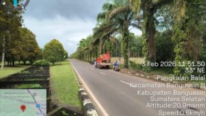 Armada Dishub Banyuasin melakukan perbaikan penerangan jalan umum (PJU) di Jalan Lingkar Pemkab Banyuasin, Pangkalan Balai, pada 3 Februari 2026.