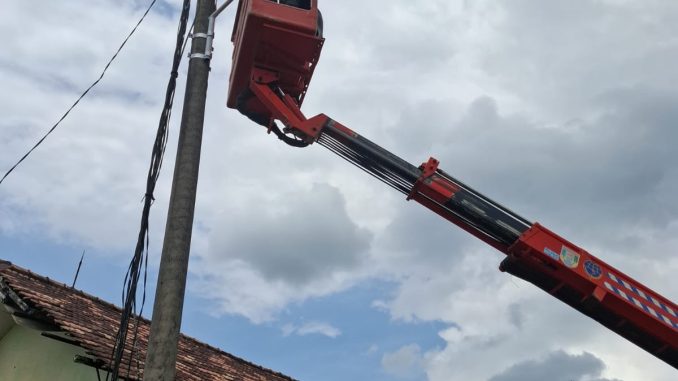 Petugas melakukan perbaikan penerangan jalan (PJU) menggunakan skylift di kawasan Yon Zikon Langkan, Banyuasin.
