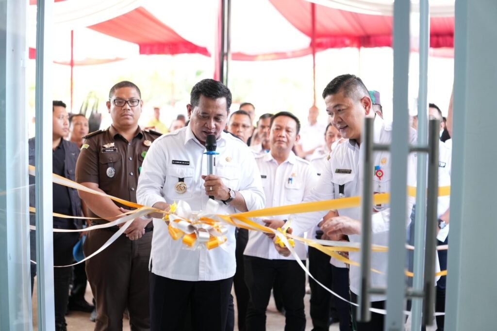 Pejabat Pemkab Banyuasin melakukan pemotongan pita saat peresmian Pusat Pelayanan Terpadu KTM Telang di Desa Mulyasari, Kecamatan Tanjung Lago.