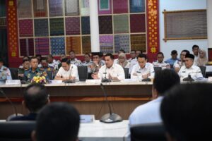 Suasana rapat koordinasi angkutan Lebaran 2026 di Griya Agung Palembang yang dihadiri Bupati Banyuasin dan Menteri Perhubungan