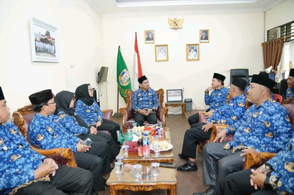Camat Talang Kelapa memimpin rapat koordinasi internal penanganan sampah bersama lurah se-kecamatan dan UPT DLHK Banyuasin, Rabu (18/02/2026).