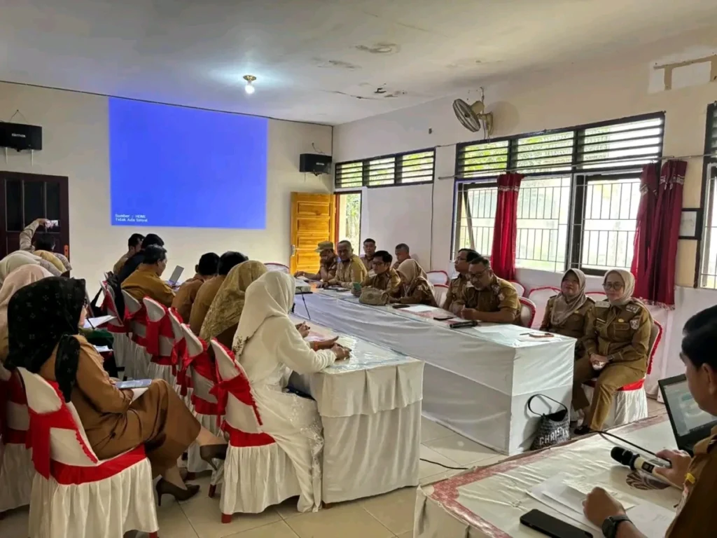 Suasana rapat koordinasi penetapan inovasi pelayanan publik di Kecamatan Talang Kelapa yang diikuti camat, lurah, dan kepala desa.